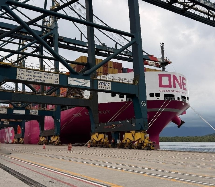 BTP opera com excelência navio ONE Synergy durante escala no Porto de Santos